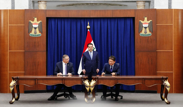 14일(현지 시간) 이라크 총리실에서 열린 계약 서명식에서 토탈에너지스 패트릭 푸얀 CEO(왼쪽), 현대건설        류성안 플랜트사업본부장이 이라크 모하메드 시아 알수다니 총리(가운데)가 지켜보는 가운데 계약을 체결하고 있다.