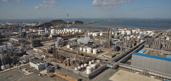 중국·중동발 공급 과잉의 직격탄을 맞은 석유화학 업계가 연말까지 구체적 사업재편 계획을 내기로 정부와 약속했지만, 한 달이 지난 지금도 뚜렷한 가닥을 잡지 못한 채 갈등만 깊어지는 분위기다.