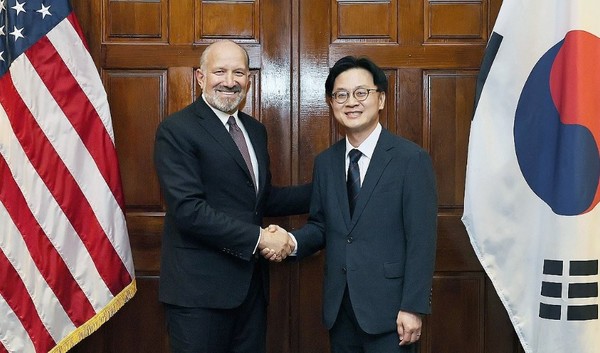 김정관 산업통상자원부 장관(오른쪽)과 하워드 러트닉 미국 상무부 장관 /사진 연합뉴스