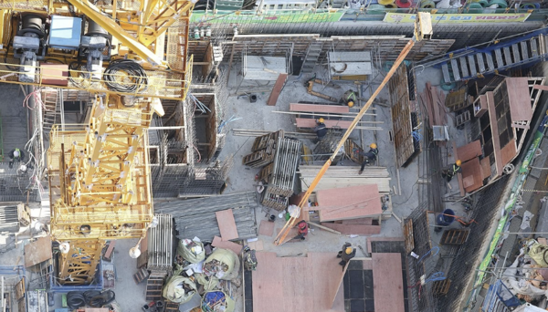 영업이익의 최대 5% 과징금과 등록 말소까지 포함한 강도 높은 ‘노동안전 종합대책’에  건설 및 중소기업이 긴장하고 있다. 사진은 기사와 관계 없는 서울시내 한 공사 현장. 사진/연합뉴스