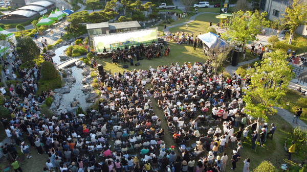 지난 2022년 9월, 철산 센트럴 푸르지오를 시작으로 현재까지 총 65회의 푸르지오 가든 음악회가 개최되었다. 사진은 2023년 6월 개최된 오룡에듀포레푸르지오 가든 음악회 전경