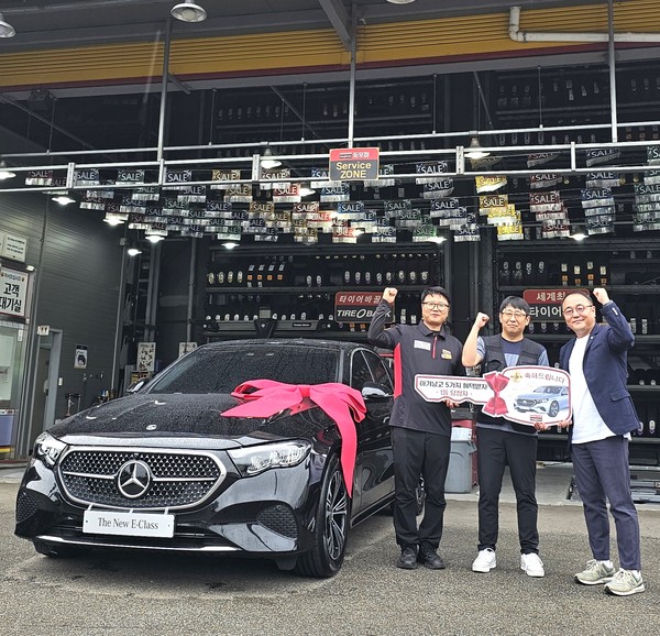 타이어뱅크가 대한민국 저출산 위기 극복을 위해 진행 중인 '아기낳고 5가지 혜택받자' 3회차 1등 당첨자 박태준 씨에게 1등 경품 벤츠 차량을 인도하는 전달식을 진행했다. 사진/타이어뱅크