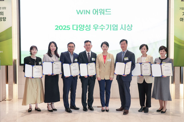 2025 다양성 우수기업 수상 기업들이 단체 기념촬영을 하고 있다(사진 왼쪽 두번째 애경케미칼 강효주 팀장). 사진/애경케미칼