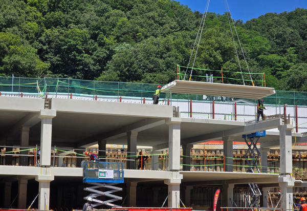 롯데건설이 공동주택 현장에서 ‘PC공법’을 활용해 지하 주차장을 시공하고 있다.