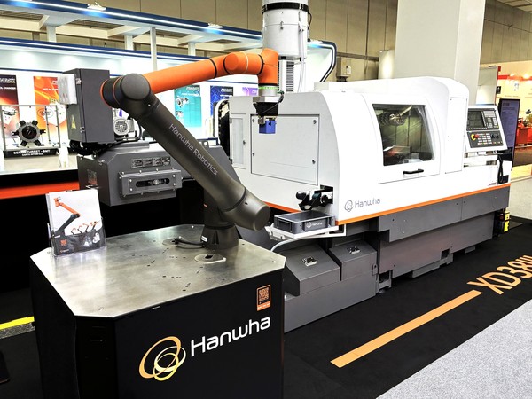 한화세미텍이 EMO 2025 전시에서 선보이는 한화로보틱스 협동로봇을 이용한 제조 자동화 솔루션. 사진/한화솔루션