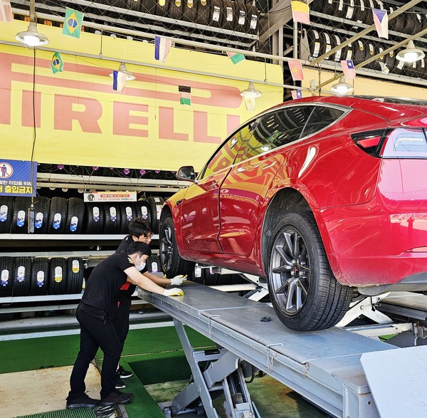 타이어뱅크가 어느 때보다 긴 추석 연휴로 귀성과 여행 등 장거리 운행을 앞두고 특별 점검 기간을 운영한다. 사진/타이어뱅크