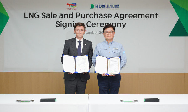 HD현대케미칼과 토탈에너지스가 24일 충남 대산 본사에서 LNG 장기 직도입 계약을 체결했다(사진 오른쪽부터 HD현대케미칼 정임주 대표, 토탈에너지스 로난 베스컨드(Ronan Bescond) 부사장). 사진/HD현대케미칼