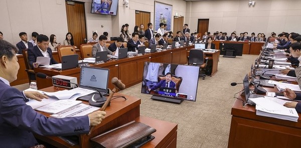 이철규 국회산업통상자원벤처기업위원회 위원장이 25일 국회에서 열린 산자위 전체회의에서 상정 법안을 처리하고 있다. 사진/연합뉴스