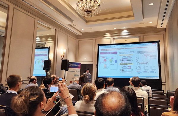 한미약품 ONCO임상팀 노영수 이사가 차세대 표적항암 혁신신약으로 개발 중인 SOS1-KRAS 상호작용 저해제 'HM101207' 구연 발표 중이다. 사진/한미약품