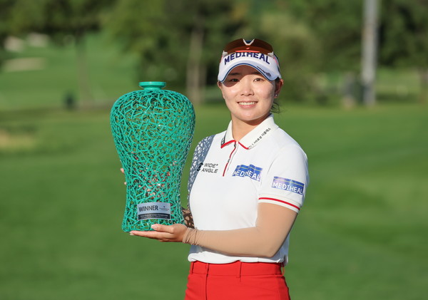 메르세데스-벤츠 공식 딜러 HS효성더클래스는 자사가 후원하는 프로골퍼 이다연이 지난 21일 열린 한국여자프로골프(KLPGA) 투어 하나금융그룹 챔피언십에서 우승을 차지했다. 사진/HS효성더클래스