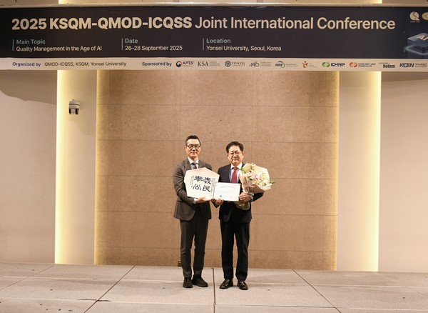 박희준 한국품질경영학회장(사진 왼쪽)과 권명호 한국동서발전 사장(사진 오른쪽)이 '글로벌품질경영인대상' 수상 후 기념사진을 찍는 모습. 사진/한국동서발전