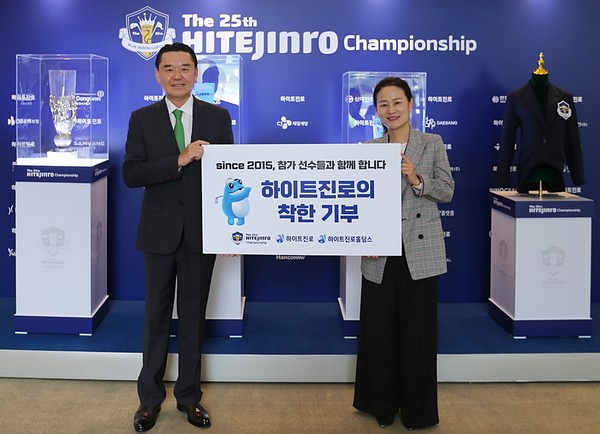 28일 ‘제25회 하이트진로 챔피언십’에서 김인규 하이트진로 대표이사(왼쪽)와 장영미 성동나래주간보호센터 센터장이 참석한 가운데 이동차량 지원사업 기부금 전달식을 가졌다. 사진/하이트진로