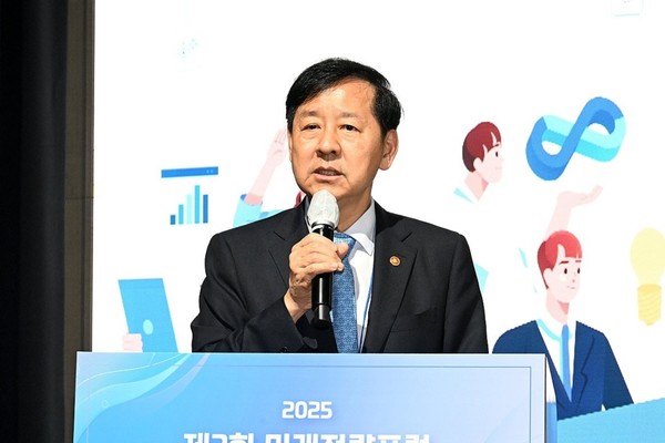 구윤철 경제부총리 겸 기획재정부 장관이 29일 서울 영등포구 페어몬트 호텔에서 열린 제2회 미래전략포럼에서 기조 발표를 하고 있다. 사진/기획재정부