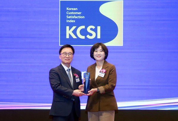 30일 서울시 중구 소재 신라호텔에서 진행된 2025 한국산업의 고객만족도(KCSI) 수상식에서 박현주 신한은행 소비자보호그룹장(오른쪽)과 한수희 한국능률협회컨설팅 대표이사가 기념촬영하는 모습. 사진/신한은행