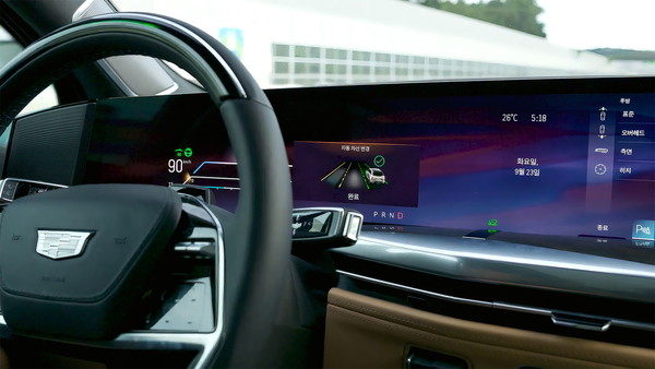 슈퍼크루즈 핸즈프리 주행 상태에서 자동 차선 변경이 완료된 모습. 사진/한국GM