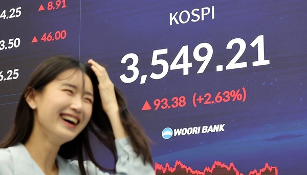 코스피가 사상 처음 3,500선을 돌파하며 종가 기준 역대 최고치인 3,549.21로 마감한 10월 2일 오후 서울 중구 우리은행 딜링룸에서 관계자가 업무를 보고 있다. 사진/연합뉴스