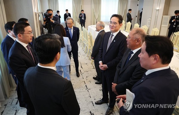 대통령 간담회 참석한 4대그룹 기업 총수들. 사진/연합뉴스