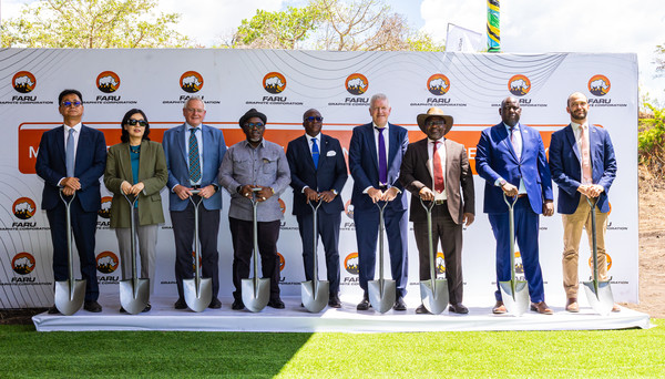 탄자니아 마헨게 흑연 광산 착공식에서 기념촬영을 하고 있다. 왼쪽부터 김대영 포스코인터내셔널 중남아프리카지역담당, 안은주 주탄자니아대한민국대사, 존 드 브리스 블랙록마이닝 CEO, 아담 키고마 말리마 탄자니아 모로고로 주지사, 앤서니 마분데 탄자니아 광물부 장관, 리처드 크룩스 블랙록마이닝 사외이사, 니헤미야 캬안도 메체추 탄자니아 재무부 국유자산청 청장, 보마 라발라 탄자니아 CRDB은행 최고영업책임자(CCO), 크리스토퍼 엘링거 주케냐대한민국부대사.