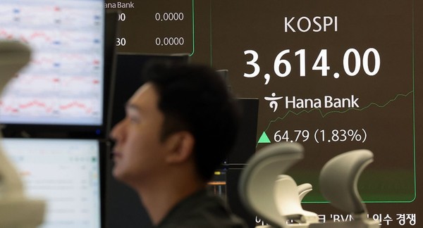 10일 서울 중구 하나은행 딜링룸 현황판에 코스피 지수 등이 표시되고 있다. 사진/연합뉴스