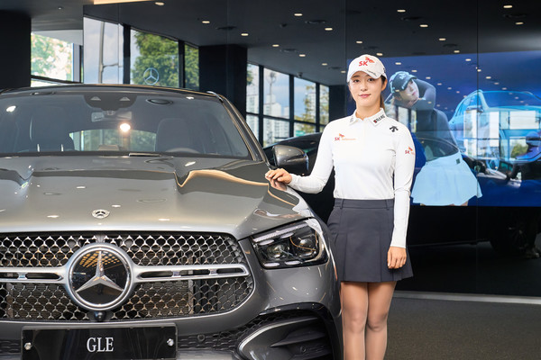 메르세데스-벤츠 공식 딜러 HS효성더클래스가 프로골퍼 김재희(24.SK텔레콤)와 후원 협약 식과 차량 전달식을 진행했다. 사진/HS효성더클래스