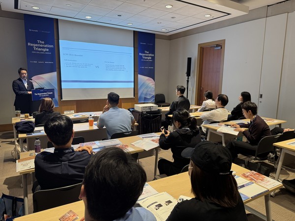 휴메딕스는 지난 11일부터 12일까지 이틀간 서울 강남구 코엑스에서 열린 ASLS(대한미용성형레이저의학회) 미용의료기기 박람회 및 추계학술대회에 참가해 리더스 포럼을 가졌다. 브이에스라인의원 압구정점 최웅 대표원장이 강연하고 있다. 사진/휴메딕스