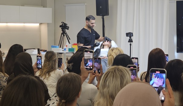 휴젤의 스웨덴 '리볼렉스 마스터 클래스'에서 유세프 하파르 박사가 현장 시연을 진행하고 있다. 사진/휴젤