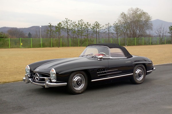 1962년형 메르세데스-벤츠 300 SL 로드스터. 사진/삼성화재모빌리티뮤지엄