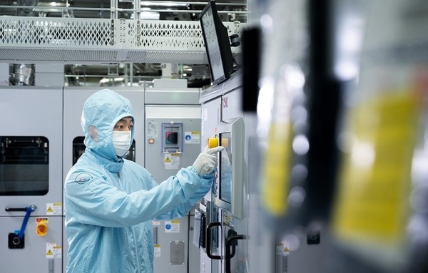반도체 팹(공장)에서 근무 중인 SK하이닉스 직원. 사진/SK하이닉스