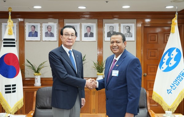 노동진 수협중앙회장(왼쪽)이 로제리오 아라우주 멘돈사 동티모르 직업훈련고용청 국무장관과 수산인력 협력 방안을 논의한 뒤 기념촬영을 하고 있다. 사진/수협중앙회