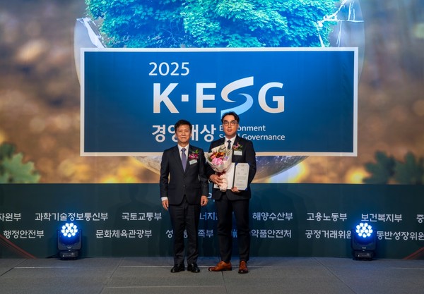 (오)오준오 보람그룹 대표이사가 K-ESG 경영대상 시상식에서 사회 ESG부분 대상을 수상했다. 사진/보람그룹
