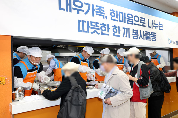 대우건설 김보현 대표이사(왼쪽)와 심상철 노동조합 위원장(오른쪽)이 무료 급식 봉사활동에 참여하고 있다.