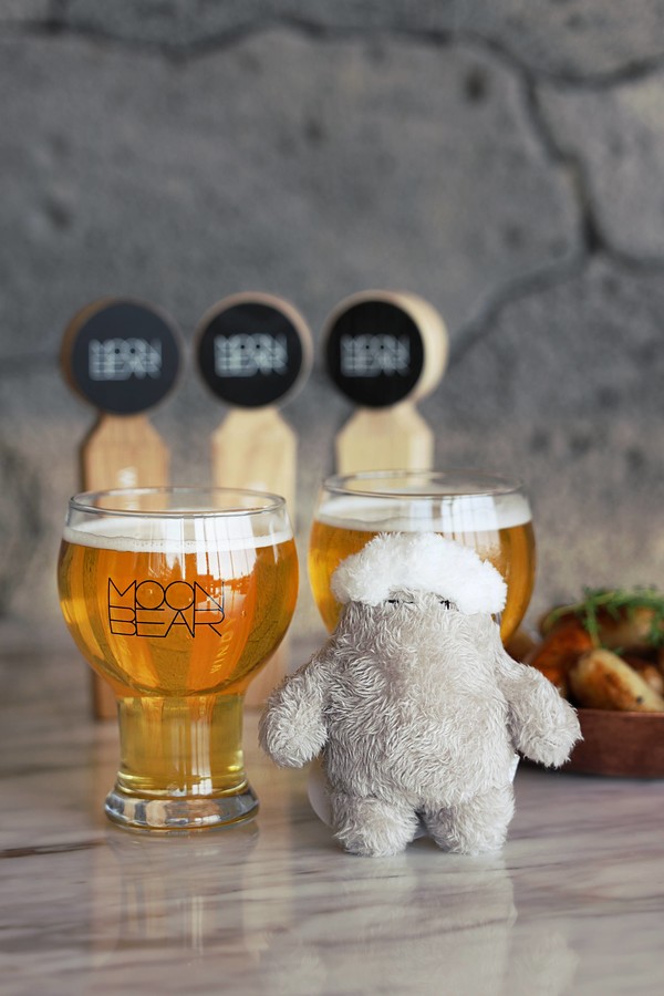 교촌에프앤비는 수제맥주 브랜드 문베어가 올데이 다이닝 레스토랑 ‘아일랜드 키친’에서 열리는 ‘비어 페스타’에서 프리미엄 수제맥주 3종을 선보인다고 22일 밝혔다. 사진/교촌에프앤비