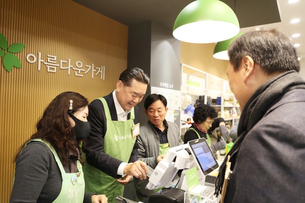 하이트진로는 2012년부터 비영리 사회적 기업 ‘아름다운가게’와 기증 물품 판매 수익금으로 취약계층을 지원하는 ‘아름다운 희망나누기’ 사업을 이어오고 있다. 사진/하이트진로