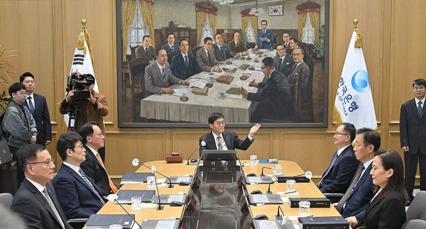 이창용 한국은행 총재가 23일 서울 중구 한국은행 본관에서 열린 금융통화위원회 본회의에 참석해 있다. 사진/연합뉴스