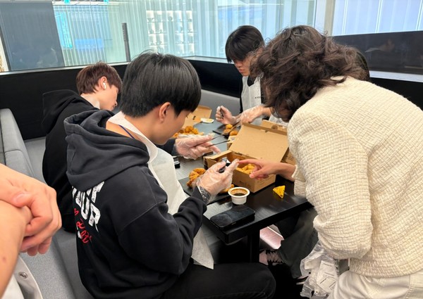 지난 23일, 교촌에프앤비 판교 본사에서 진행된 ‘기업탐방’ 프로그램에 참여한 이주배경 청소년들이 교촌치킨을 조리하고 있다. 사진/교촌에프앤비