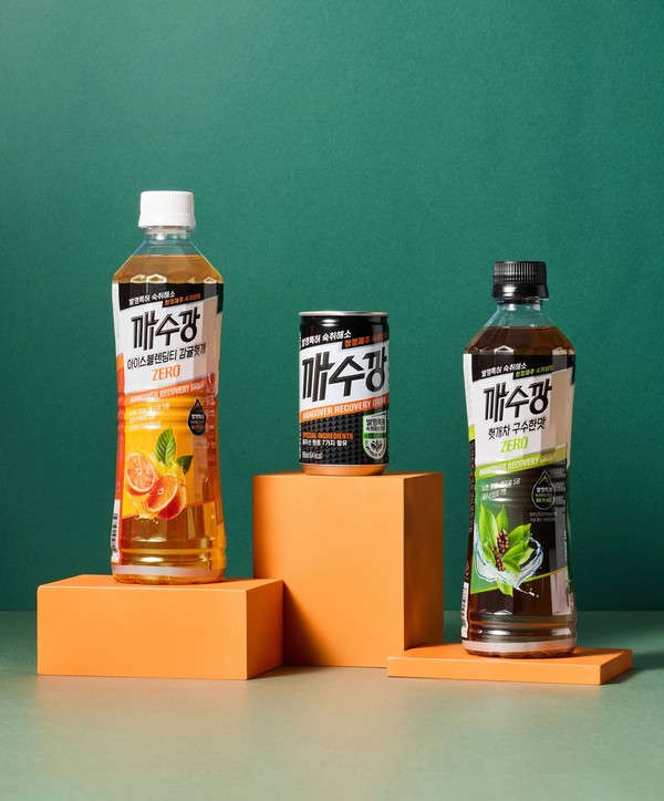 깨수깡 헛개차 구수한 맛 제로(오른쪽)·깨수깡 아이스블렌딩티 감귤헛개 제로(왼쪽) 제품 이미지. 사진/롯데칠성음료