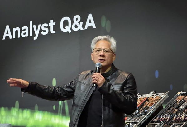젠슨 황 엔비디아 CEO가 21일 타이베이 만다린 오리엔탈 호텔에서 열린 '글로벌 미디어 Q&A' 행사에서 취재진 질문에 답하고 있다. 사진/연합뉴스