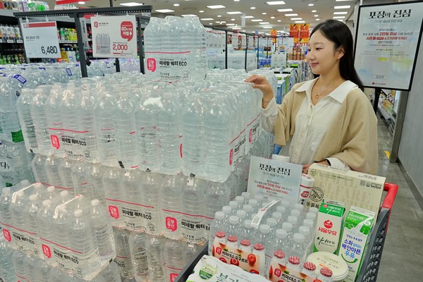 '포장의 진심' 행사 관련 제품을 구매하는 모습. 사진/롯데쇼핑
