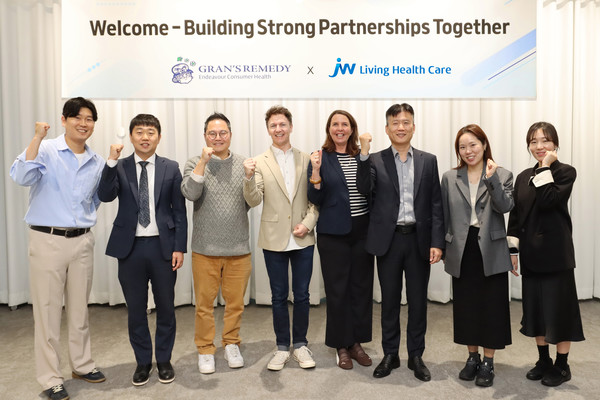 (왼쪽 넷째부터)엔데버헬스컨슈머리미티드 벤저민 컬 마케팅 총괄, 켈리 뒤 프리즈 글로벌 주요 거래처 담당 매니저, 윤성훈 JW생활건강 유통전략사업본부장과 임직원들이 기념촬영을 하고 있다. 사진/JW생활건강