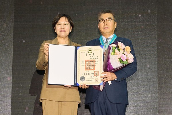  이우봉 총괄CEO(오른쪽)가 송미령 농림축산식품부 장관(왼쪽)이 29일 서울 삼성 코엑스에서 열린 ‘푸드위크 코리아 2025’에서 은탑산업훈장을 받고 기념촬영 하고있다. 사진/풀무원