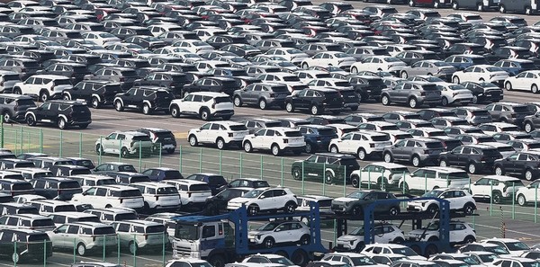 30일 경기도 평택항에 수출용 자동차가 세워져 있다. 사진/연합뉴스