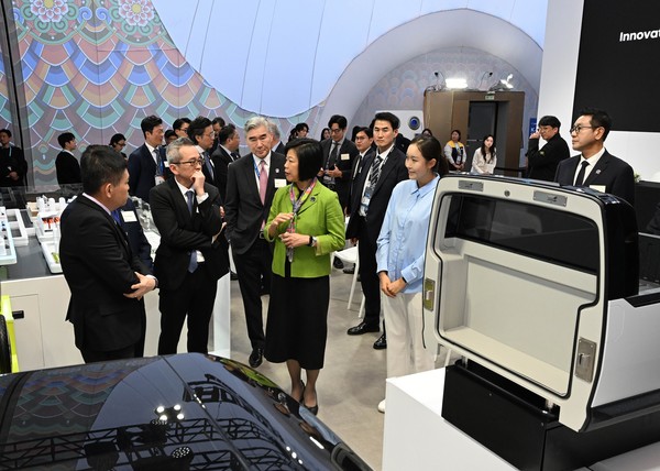 '모빌리티 협력을 바탕으로 한 혁신 기술 협력 업무협약(MOU)' 행사 참가자들이 경주엑스포대공원 내 'K-테크 쇼케이스' 현대차그룹관에서 기아 PBV 등 현대차그룹의 전시물을 관람하고 있다(사진 왼쪽 두번째부터 찬 샨(Chan Tsan) HTX 청장, 성 김 현대차그룹 전략기획담당 사장, 심 앤(Sim Ann) 싱가포르 외교부와 내무부 선임국무장관). 사진/현대자동차그룹