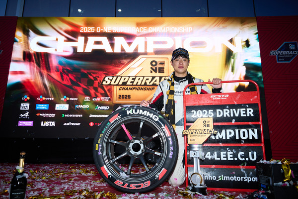 금호타이어가 후원하고, 신영학 감독이 이끄는 금호 SL모터스포츠팀이 지난 1,2일 경기도 용인 에버랜드 스피드웨이에서 펼쳐진 '2025 오네(O-NE) 슈퍼레이스 챔피언십' 토요타 가주 레이싱 6000 클래스에서 드라이버와 팀 통합 챔피언 타이틀을 차지했다. 사진/금호타이어