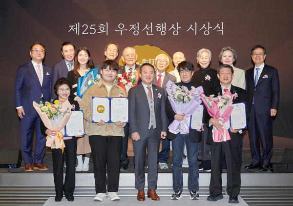코오롱그룹 오운문화재단이 4일 서울 마곡 코오롱 원앤온리타워에서 제25회 우정선행상 시상식을 개최했다. 지난 2004년부터 장기입원 어린이들을 위해 병원학교 교육 봉사활동을 펼쳐온 대학생 연합 동아리 키즈유나이티드가 대상을 수상했다. 이웅열(사진 앞줄 가운데) 오운문화재단 이사장과 수상자, 심사위원들이 단체 기념촬영을 하고 있다. 사진/코오롱그룹