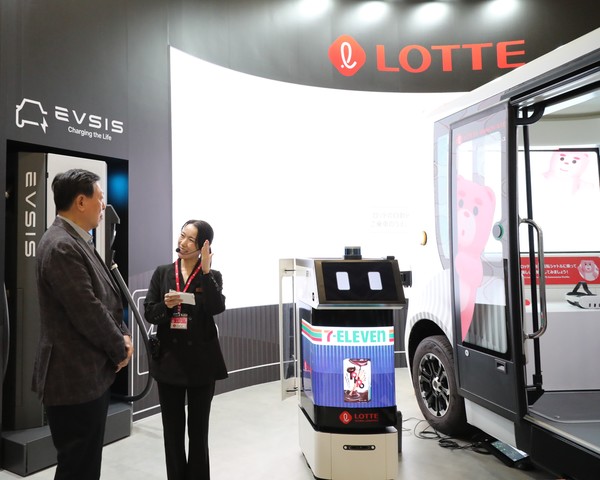 신동빈 롯데 회장이 3일 일본 도쿄에서 열리고 있는 ‘재팬모빌리티쇼 2025’를 방문해 2차전지 소재, 수소 사업, 자율 주행 등 그룹의 모빌리티 사업을 점검했다.