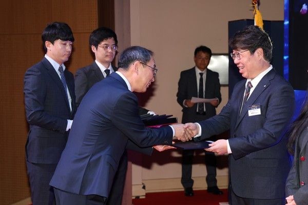 엠아이큐브솔루션　박문원　대표(오른쪽)