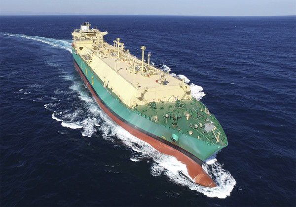 KCC와 HD현대가 공동 개발한 차단열 도료 적용 대상이 되는 LNG선 항공 사진.