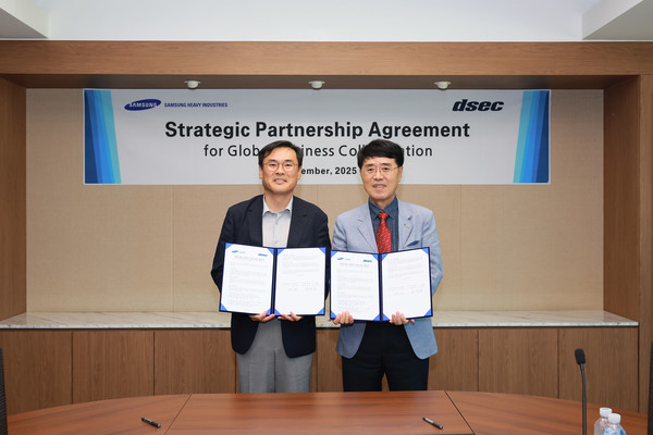 삼성중공업 김경희 부사장(사진 왼쪽)과 윤석용 디섹 대표이사가 MOU를 체결하는 모습. 사진/삼성중공업