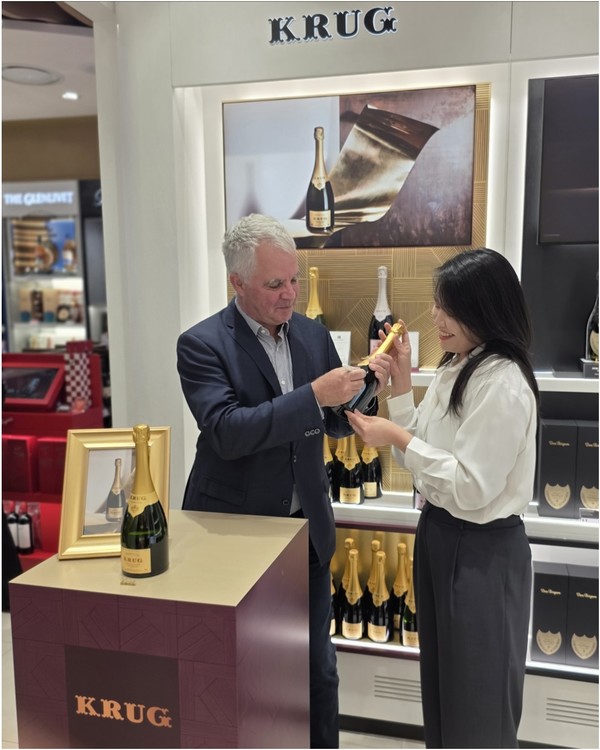 지난 5일 신라면세점 인천공항점 샴페인 특화 매장에서 올리비에 크룩이 사인 행사를 진행하고 있다. 사진/신라면세점