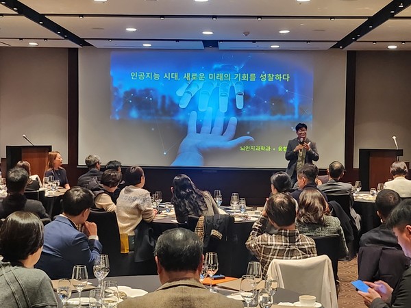 우리은행은 지난 4일 서울 장충동 신라호텔에서 ‘2025년 하반기 우리W세미나’를 개최했다. 정재승 KAIST 뇌인지과학과 교수가 ‘인공지능 시대, 미래의 기회를 성찰하다’ 라는 주제로 강연하고 있다. 사진/우리은행